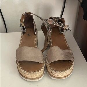 Universal Thread Beige and Snakeskin Espadrilles